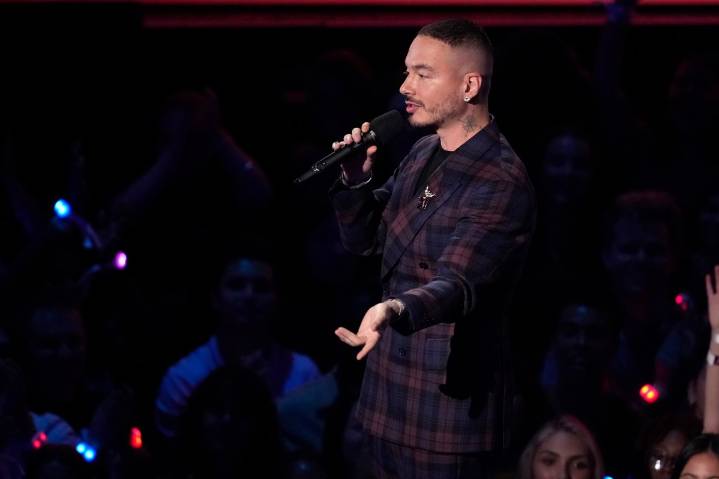 J Balvin reflexiona sobre la salud mental: “Puedes sentirte como una carga, pero no es así”