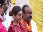 Akshara Singh offers sandhya 'arghya' during Chhath Puja
