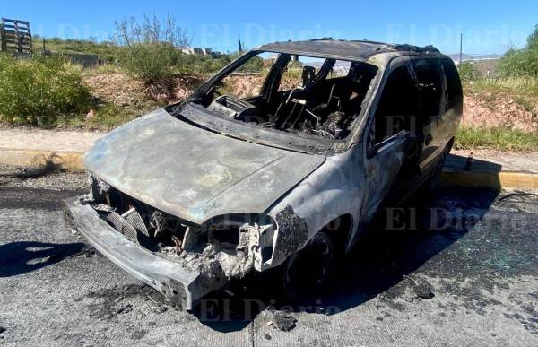 Corto circuito provoca daños totales en una camioneta