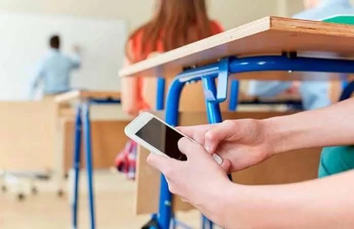 Revela Claudia Sheinbaum que su gobierno analiza limitar el uso de celulares en escuelas