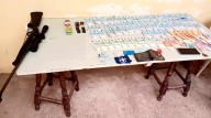 Secuestraron un arma de fuego, droga y una importante suma de dinero; hay dos detenidos