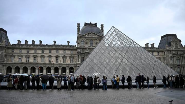 Looted Louvre treasures may never be found, experts say, as museum remains closed