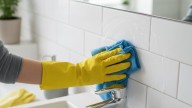 Cómo limpiar los azulejos del baño y eliminar el moho con un truco casero