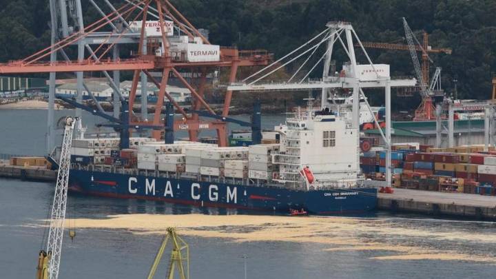 El aceite de palma mancha la ría de Vigo tras romper un tanque en el muelle de Guixar