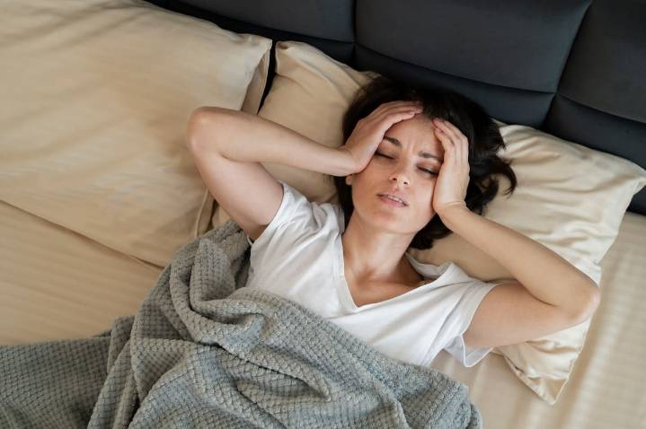 “Es un grave problema”. Un especialista advirtió por qué no hay que dejar prendido el televisor para dormir y sí generar una rutina alternativa