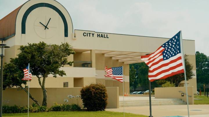 Longtime Missouri City council member challenging mayor in November election