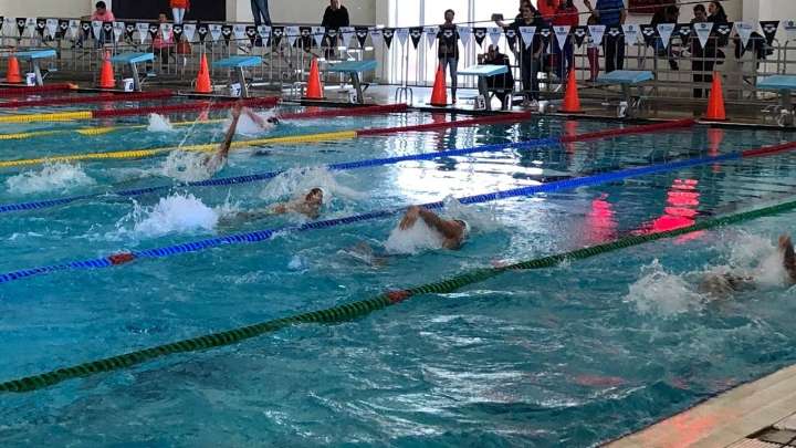 Adeudan a nadadores mexicanos que participan en competencias de exhibición