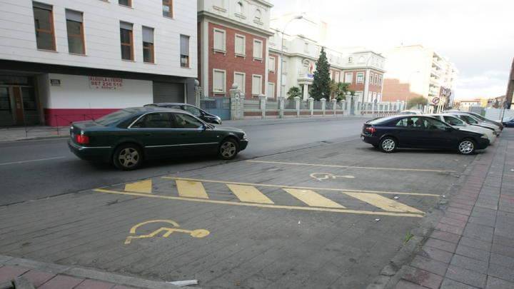El PP denuncia que las personas con movilidad reducida cuentan con menos plazas de aparcamiento de las dicta la ley