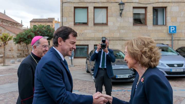 Mañueco acompaña a su Majestad la Reina Doña Sofía en la visita a las Edades del Hombre