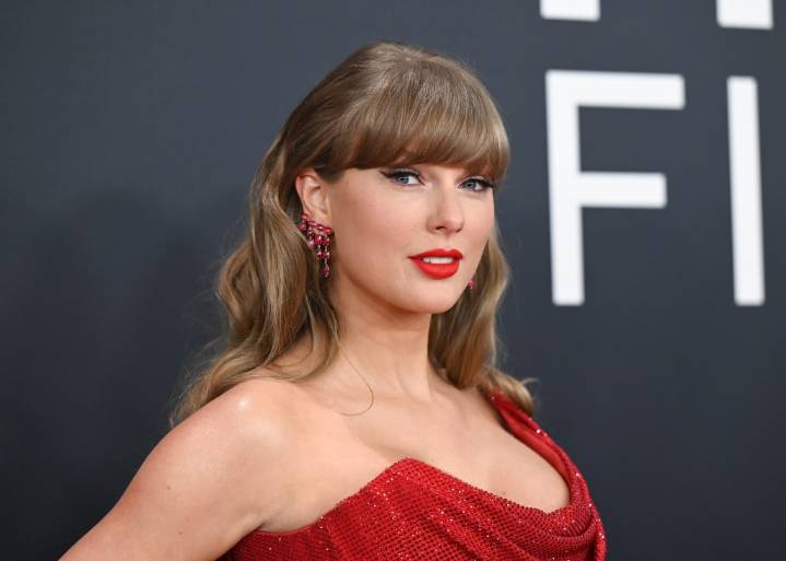 Why Taylor Swift's New Album 'The Life of a Showgirl' May Not Be Suitable for Tweens