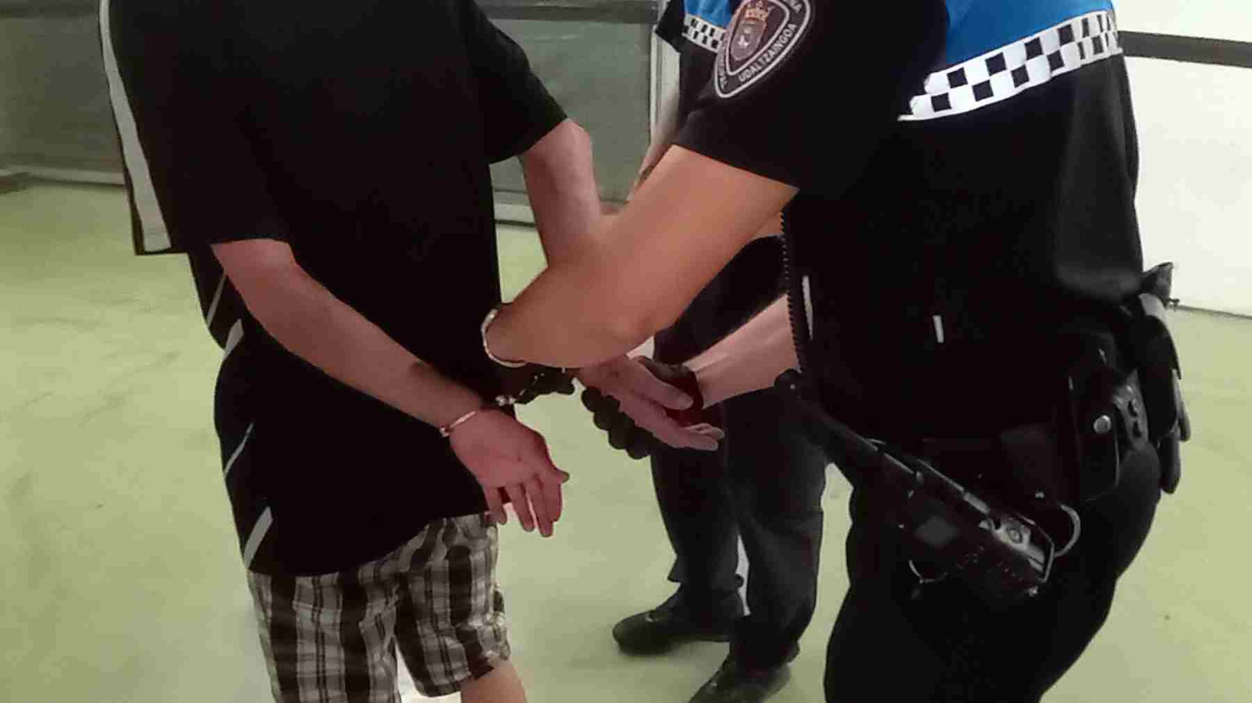 Un marroquí detenido en Pamplona tras agredir al vigilante que lo sorprendió robando en un supermercado