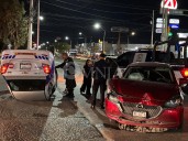 Choque con volcadura en Dostoyevski deja solo daños materiales