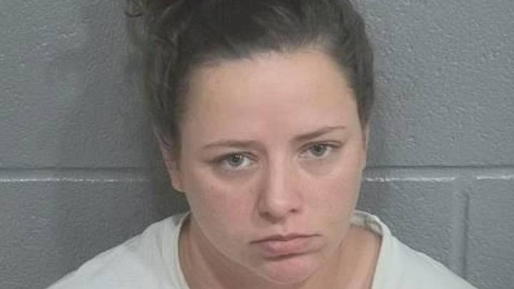 Acusan a maestra de Kentucky de exhibirse desnuda ante un estudiante y planear un encuentro íntimo