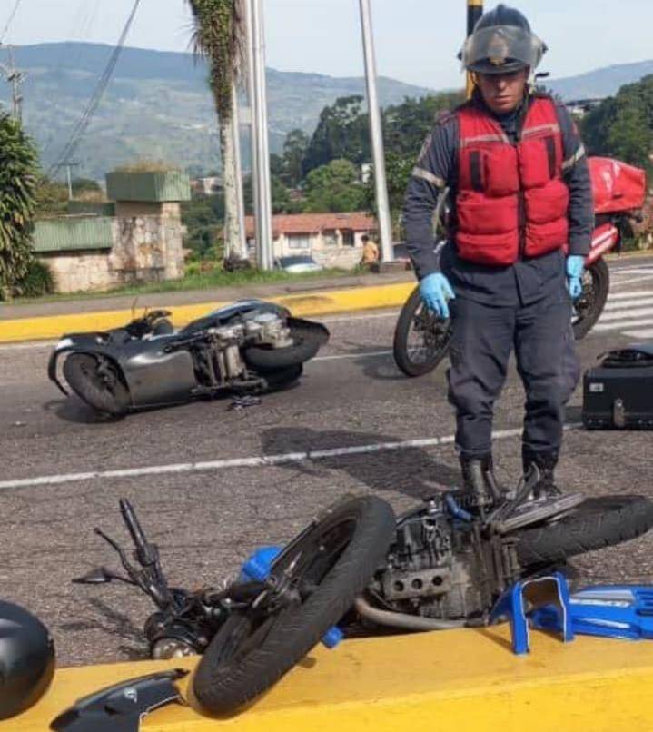 Choque de motos dejó dos lesionados en el Viaducto Nuevo