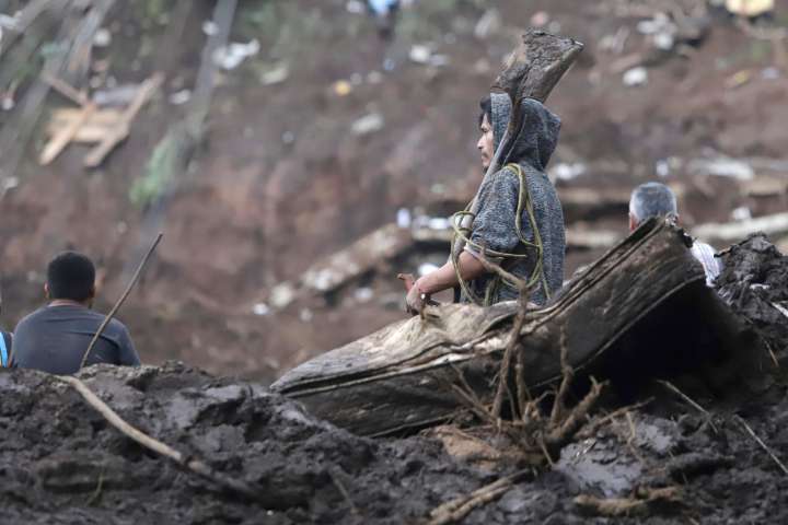En el lodo y la memoria de Puebla, los sobrevivientes de la tormenta en México piden algo más que resiliencia