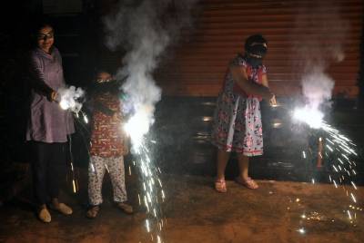 SC indicates lifting of crackers ban during Diwali, reserves decision on use of green crackers