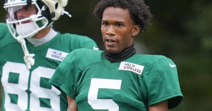 Jets' Garrett Wilson sitting out practice with knee injury, status for Sunday vs. Panthers uncertain