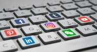US: California governor signs law requiring social media to put health warning labels