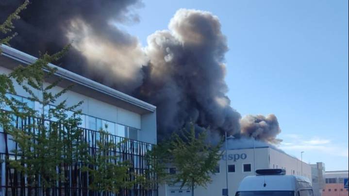 Declarado un incendio en la nave de una conservera de Santoña, Cantabria