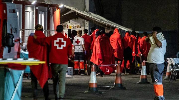 Rescatan un cayuco con unas 100 personas migrantes a bordo en El Hierro