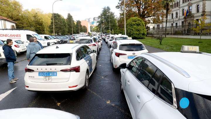 Cientos de taxistas de toda Galicia rodean la Xunta para exigir el control de los VTC