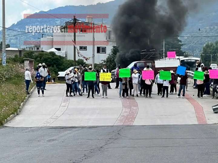 PADRES DE FAMLIA BLOQUEAN LA CARRETERA POR FALTA DE MAESTROS EN LA SECUNDARIA; SAN FELIPE DEL PROGRESO