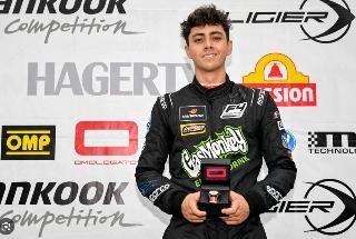 Piloto venezolano Alex Popow Jr. a pista por subcampeonato de automovilismo F4