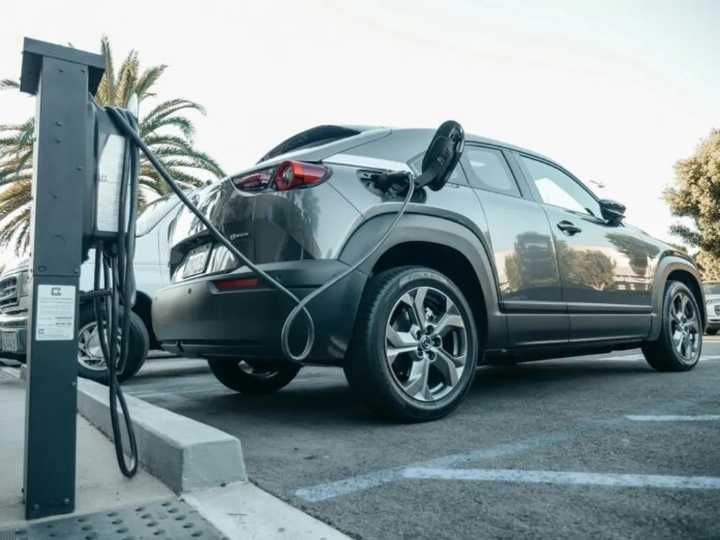 Abren otra convocatoria para que ingresen 50.000 autos eléctricos e híbridos