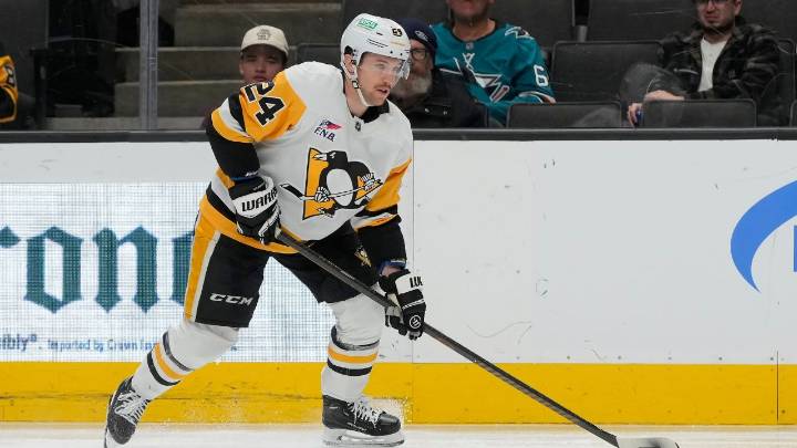 Blackhawks sign defenceman Matt Grzelcyk after PTO