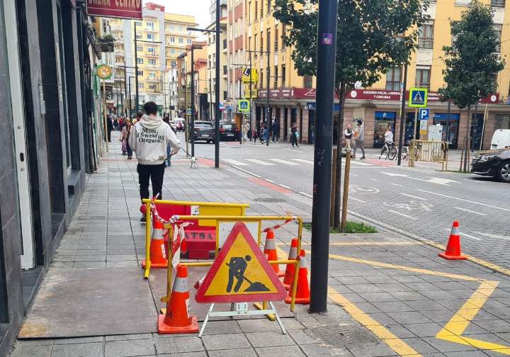 Las fugas de agua obligan a parchear la calle Julián Ceballos de Torrelavega año y medio después