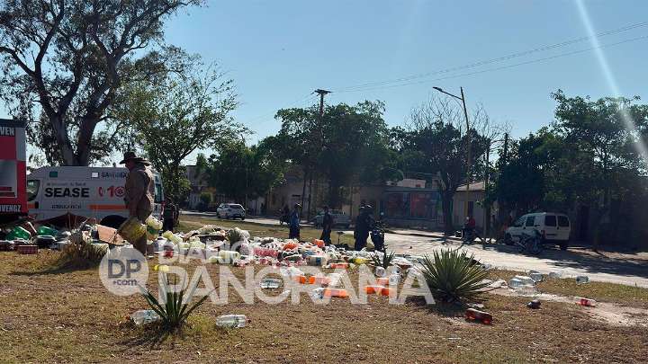 Parque Aguirre: se quedó sin frenos, tumbó un poste y terminó con toda la carga…