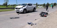 Una familia viajaba en moto, fueron embestidos por una camioneta y un hombre murió