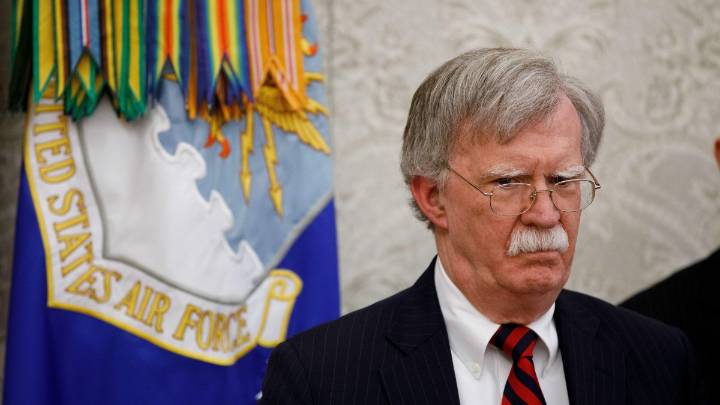 Bolton se declara inocente de los 18 cargos de la acusación del gran jurado