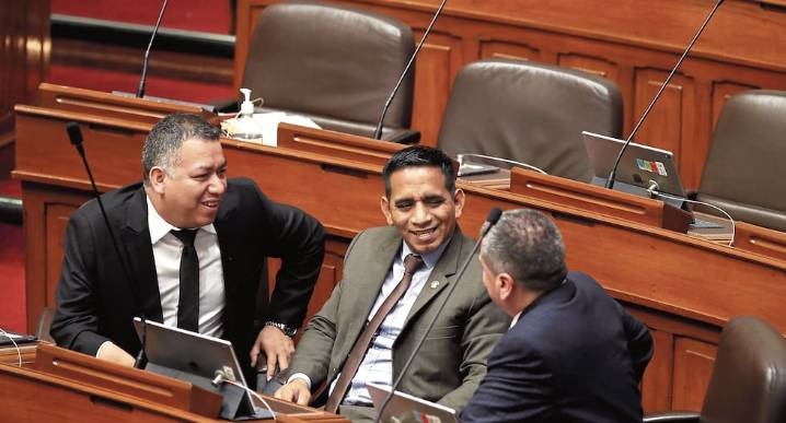 Acción Popular disuelve su bancada para limpiarla de congresistas cuestionados
