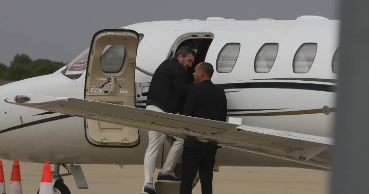 Antonio Banderas y su familia, en el aeropuerto de Valladolid tras la gran boda