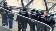 Robo en el Louvre: un turista filmó el momento en que uno de los ladrones rompía una vitrina