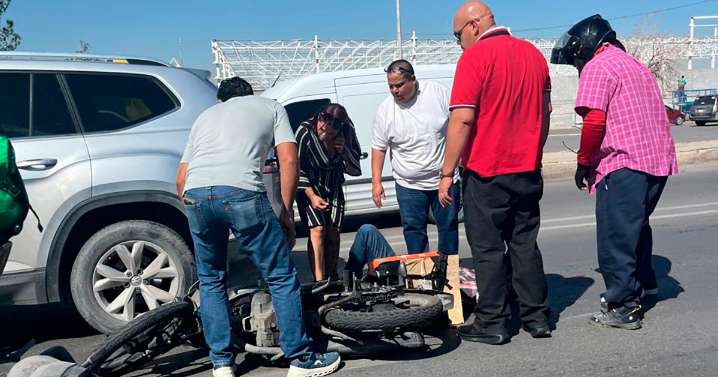 La solidaridad no tiene uniforme: chofer de Uber auxilia a repartidor de Didi tras accidente