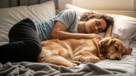 Dormir con tu mascota: 7 formas de entender este comportamiento, según la psicología