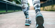 Caminar en reversa puede mejorar la flexibilidad y diversificar ejercicios