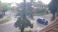 Joven en moto fue atropellada por una camioneta en Martín Coronado y pelea por su vida: el conductor se dio a la fuga