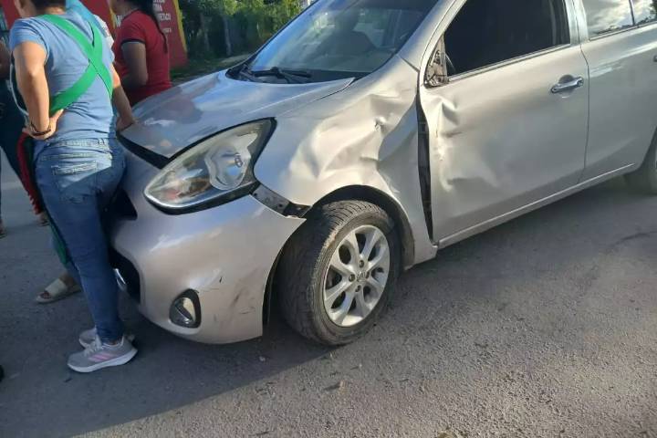 Choque entre moto y automóvil en la colonia Fátima de Escárcega deja un joven herido