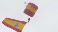 Dos paracaidistas de la PAPEA exhiben la bandera de España por el cielo de Madrid