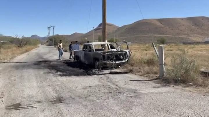 Localizan camioneta calcinada en la carretera rumbo a Delicias