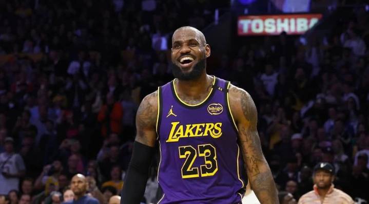 LeBron inicia un nuevo curso sin definir su futuro en la NBA