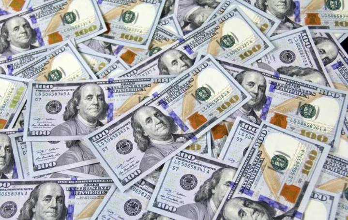 El dólar oficial y los financieros superan los $1.400 en el arranque del mes