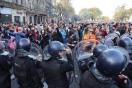 Represión en el Congreso. Un fiscal pidió llevar a juicio al policía que roció con gas pimienta a una chica de 10 años