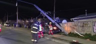 Camión impacta contra poste en población Archipiélago de Chiloé y sus ocupantes huyen del lugar
