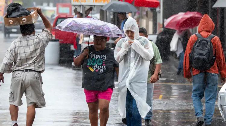 Doble fenómeno meteorológico golpea México: lluvias intensas y vientos peligrosos
