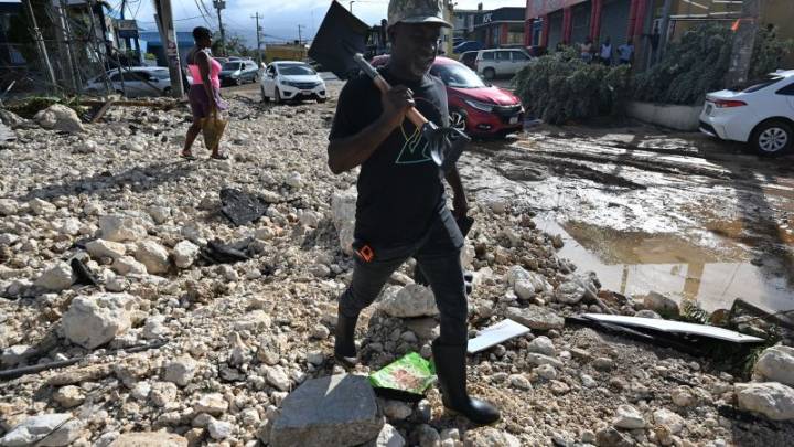 Comienzan las labores de limpieza en Jamaica tras el destructivo paso del huracán Melissa
