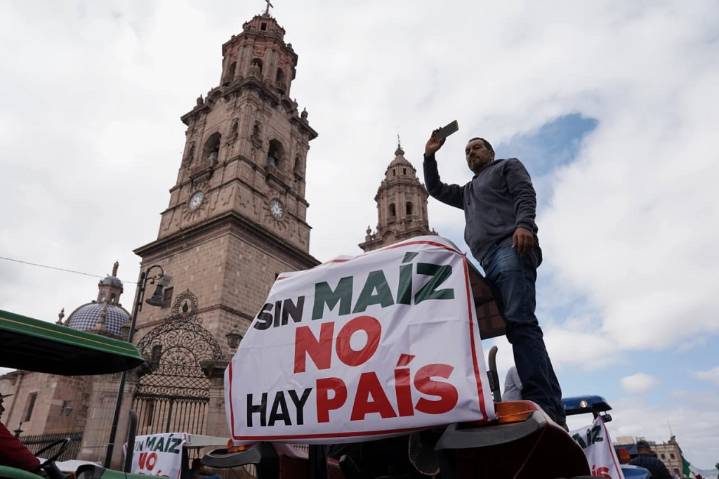 Paro nacional de campesinos: bloqueo de carreteras, casetas y tiran producto (VÍDEOS)